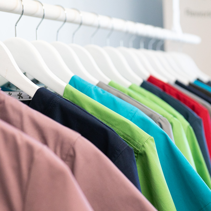 Paljon hienoja värejä Medanta värikkäitä vaatteita